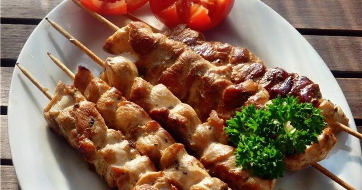 Вкусный шашлык из филе курицы. Шашлык из курицы. шашлык на шпажках. куриный шашлык в духовке. шашлык из куриного филе.
