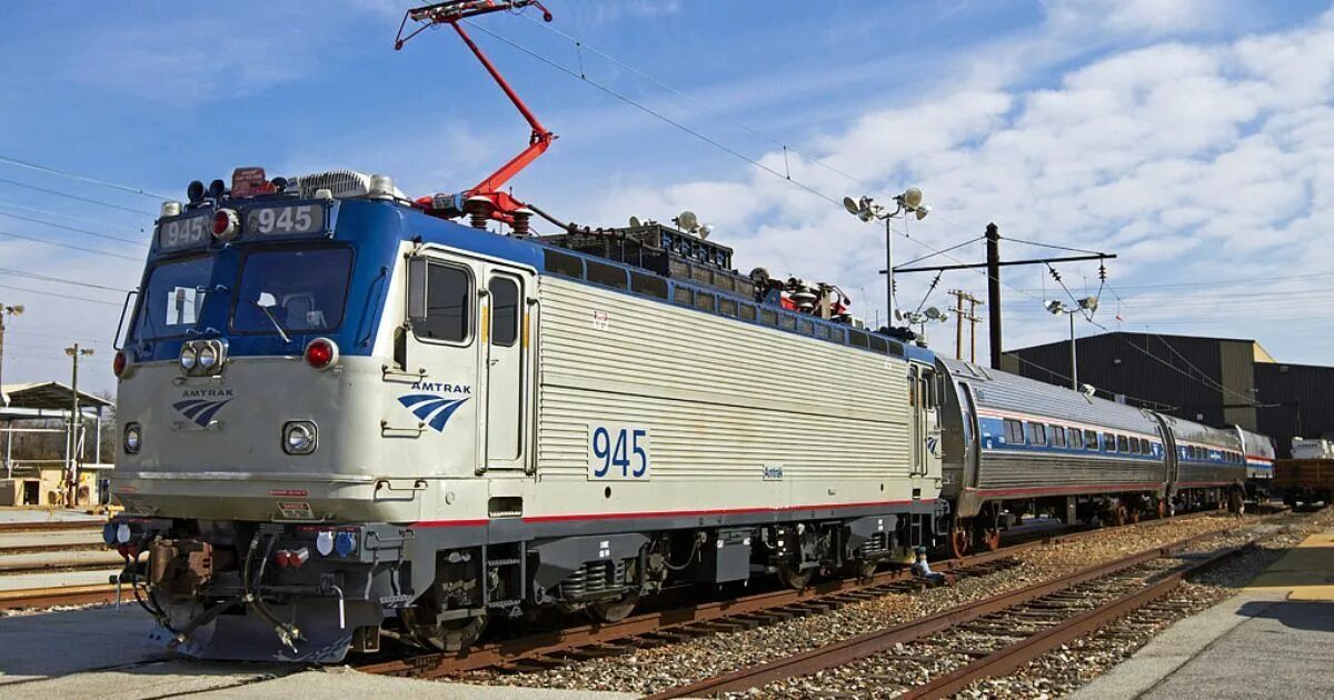 Для чего нужны электровозы. Электровоз Амтрак. Amtrak Train электровоз. Электровоз Amtrak x995. AEM-7 Electric locomotive.