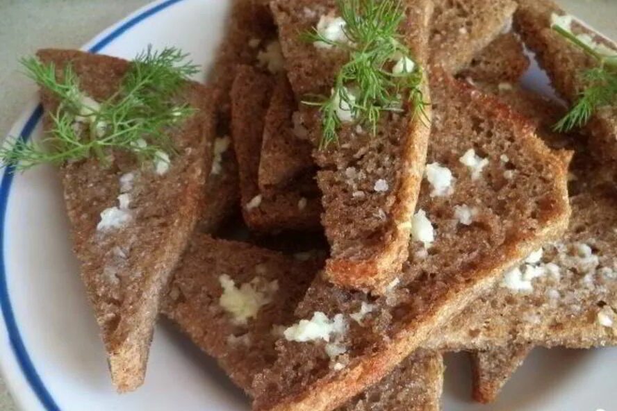 Гренки из хлеба в духовке с чесноком. Гренки из ржаного хлеба. гренки с чесноком из черного хлеба. сухарики из черного хлеба с чесноком. гренки из белого хлеба.