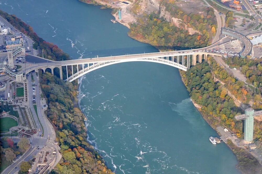 В сша через мост. Радужный мост Ниагарский водопад. Радужный мост между США И Канадой. Мост над Ниагарским водопадом. Радужный мост над Ниагарой.