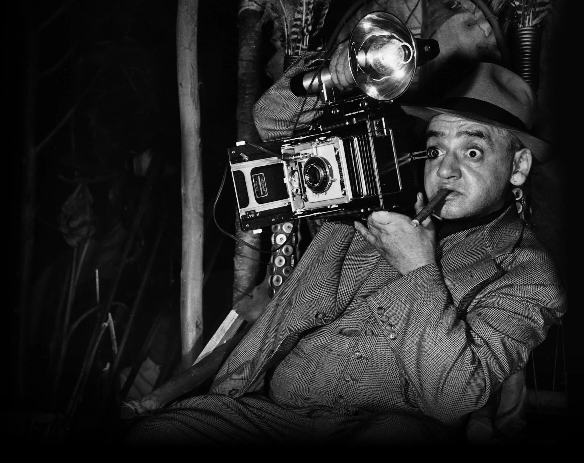 Знаменитые фотографы. Анри картье-брессон. Французский фотограф жак анри лартиг. Дэн уинтерс фотоработы. Человек с фотоаппаратом в руках.