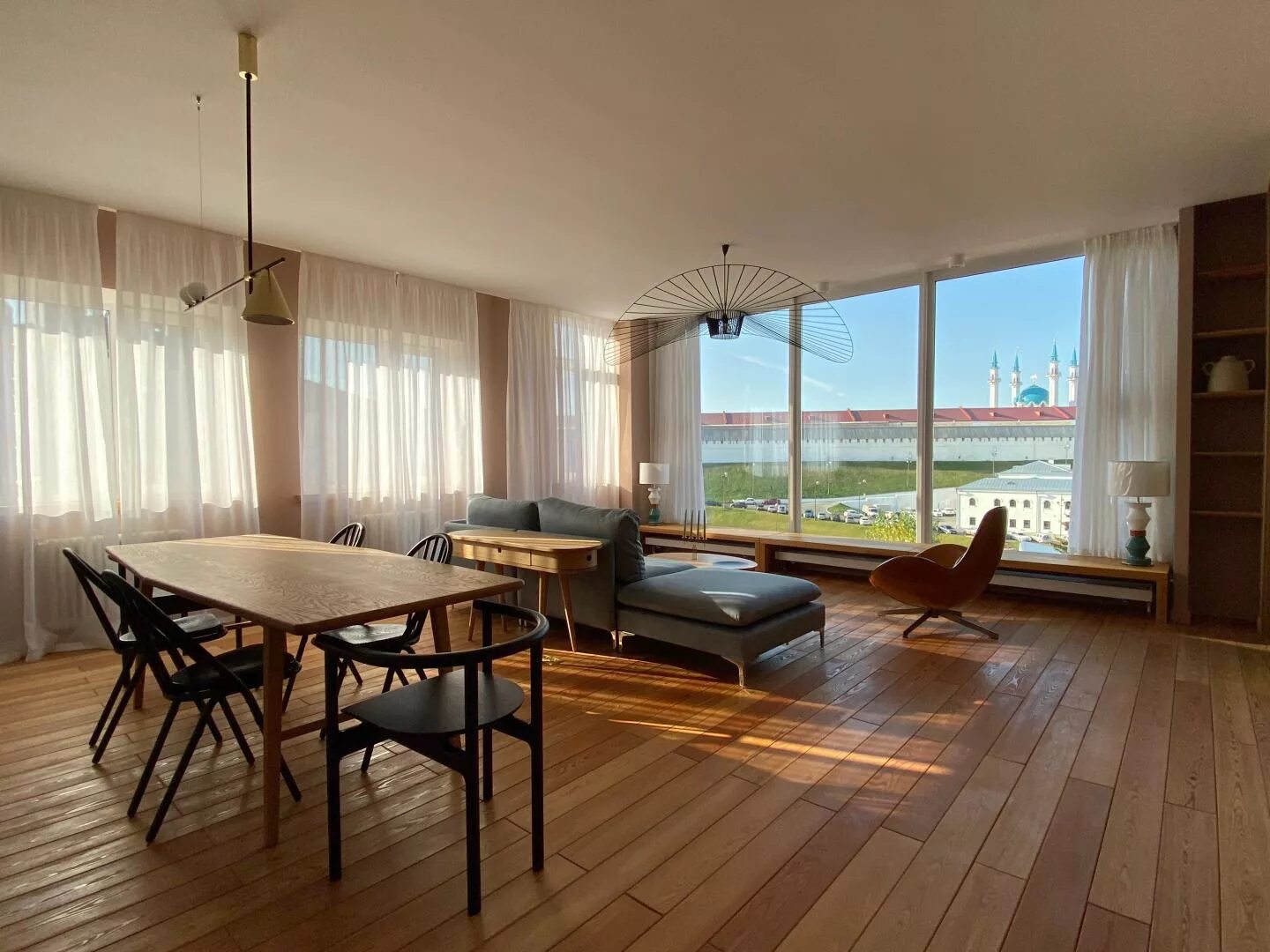 апартаменты большая красная 3 казань. спальня в бордовых тонах. маленькая гостиная. бордовые шторы в интерьере гостиной. жк кремлевская жемчужина казань.