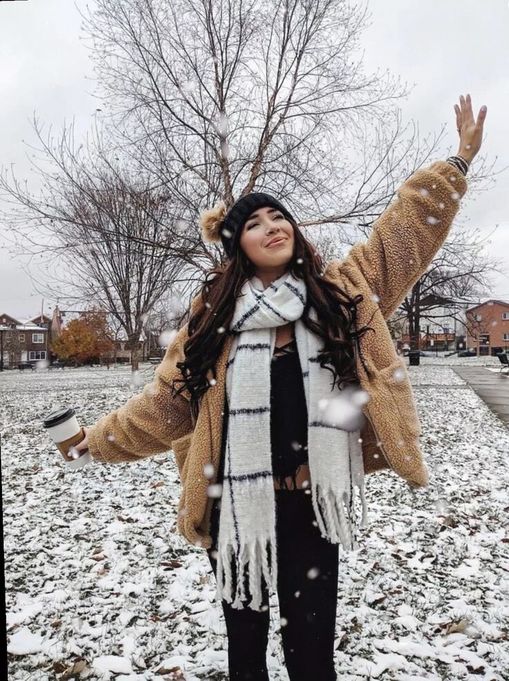 Красивые девушки в шубах. Одежда на зиму. Зимняя фотосессия. Женщина в шубе. Теплая одежда.