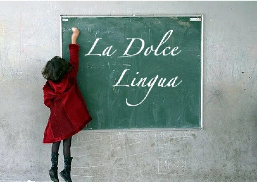 Итальянский язык легок. Ребенок у школьной доски. Итальянский язык. Школьник у доски. Изучение итальянского языка.