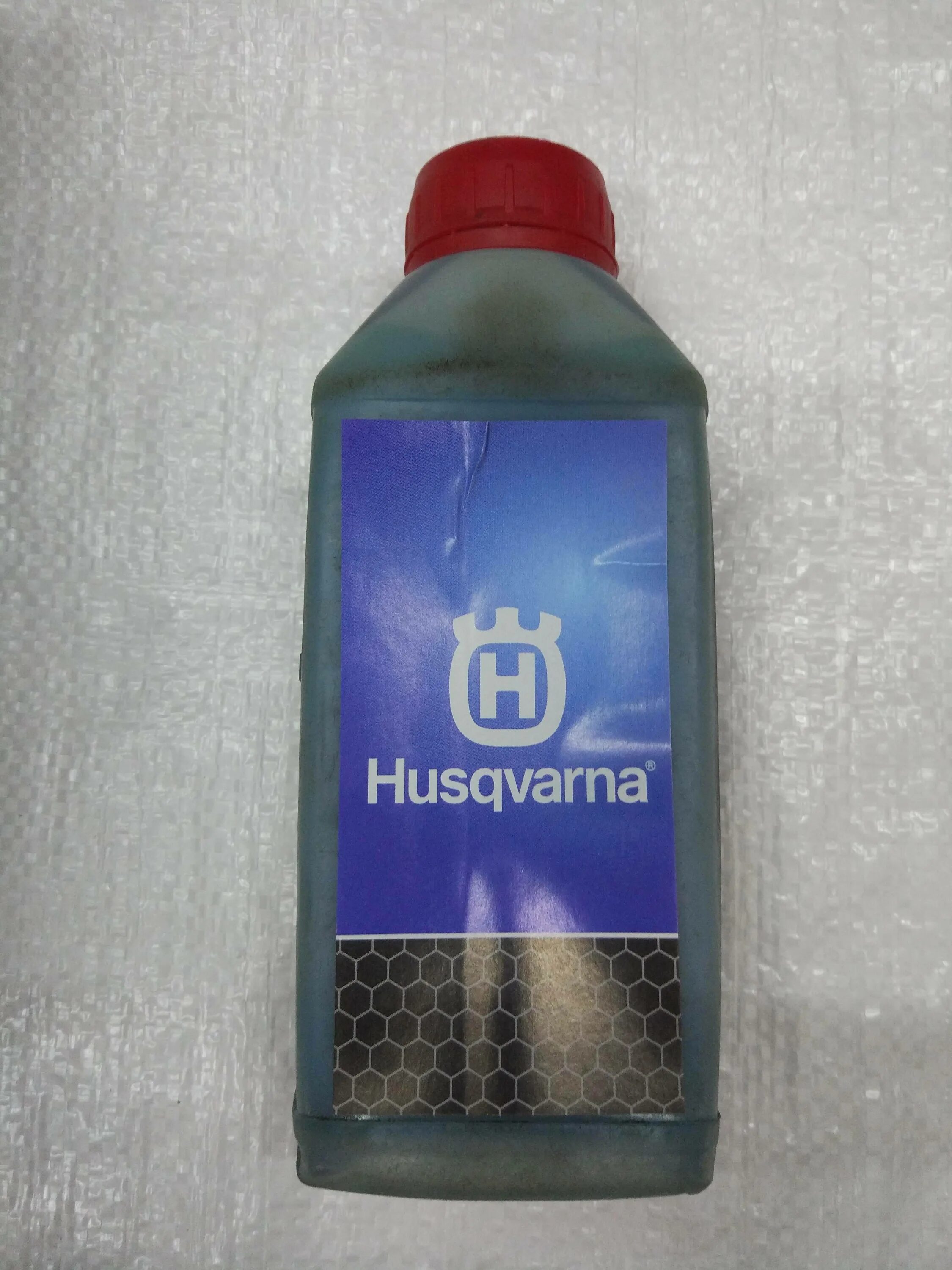 Бензин масло husqvarna. Масло для бензопилы хускварна. Масло 2т для двухтактных двигателей синтетика. Масло 2 тактное хускварна. Канистра husqvarna 5776164-04.