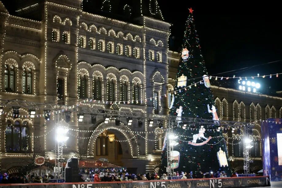 красная площадь украшена. москва украшена к новому году. символы москвы. новогодняя москва 2021. машины москвы украшены к новому году.