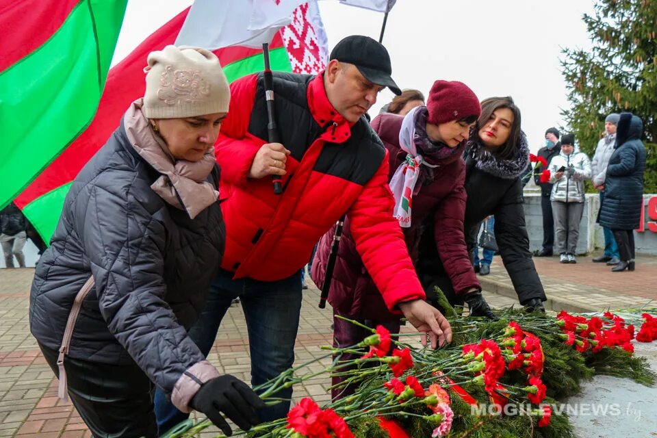 Гуляния в могилеве сегодня. Тик-ток автопробег в могилеве 17 декабря. новости могилева фото автопробег 17 декабря.