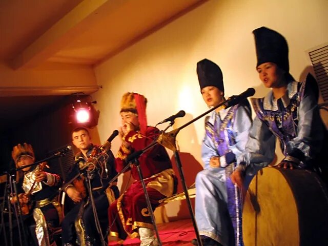 Горловое пение алтайцев. Алтайцы это этнос. Алтайская музыка. Алтайская музыка. Народные инструменты алтайцев.