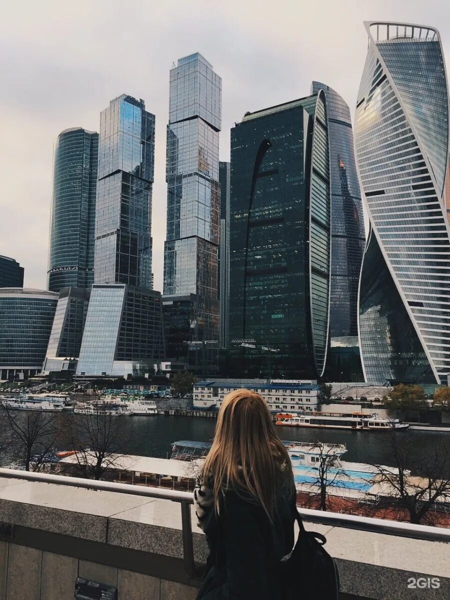 Сити лиц. Девушка на фоне Москва Сити. Москва Сити. Фотосессия на фоне Москва Сити. Около Москва Сити.