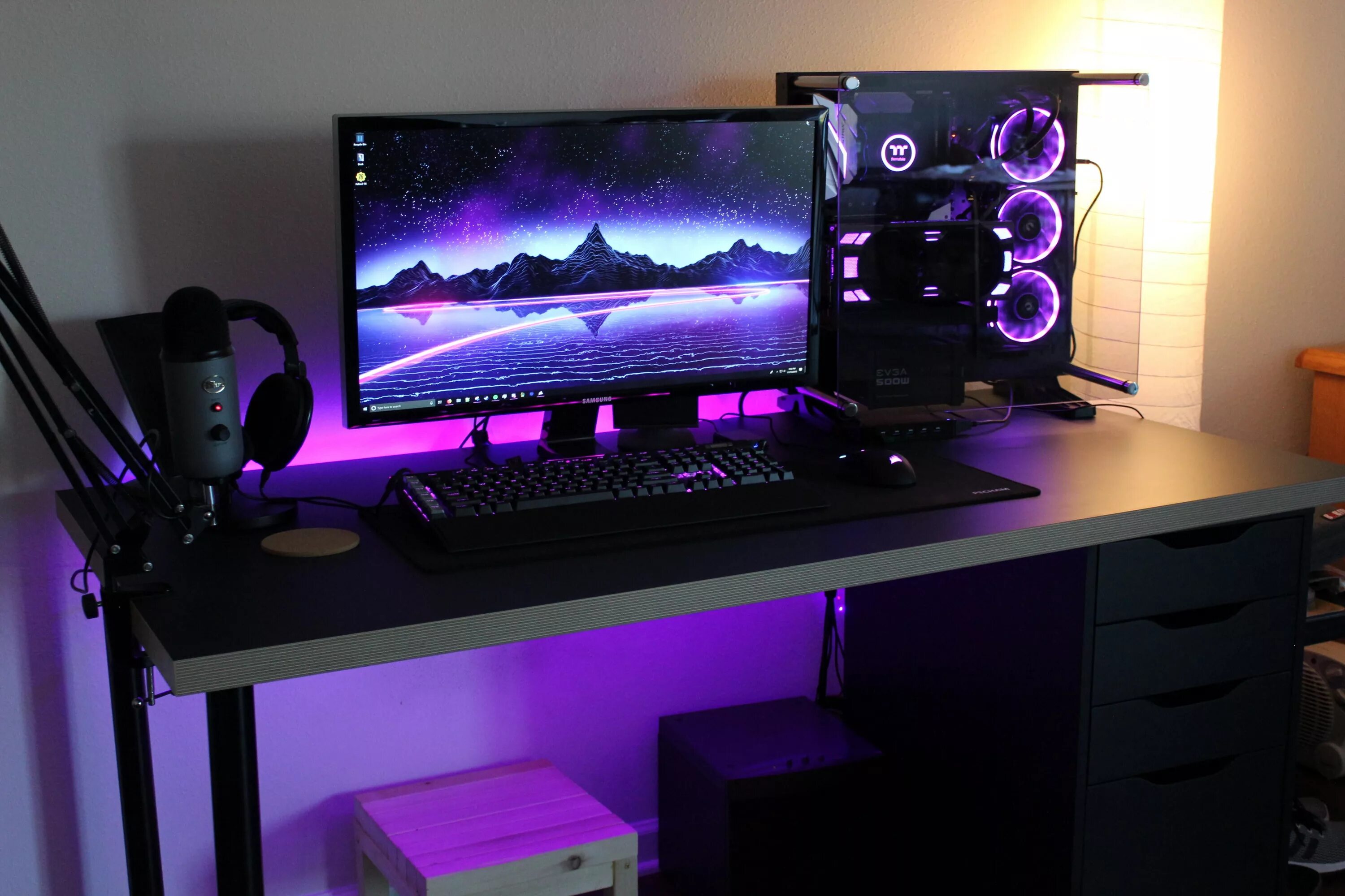 My gaming pc. Игровой сетап геймера икеа. Красивый компьютерный стол. Компьютерный стол игровой. Красивый компьютер.