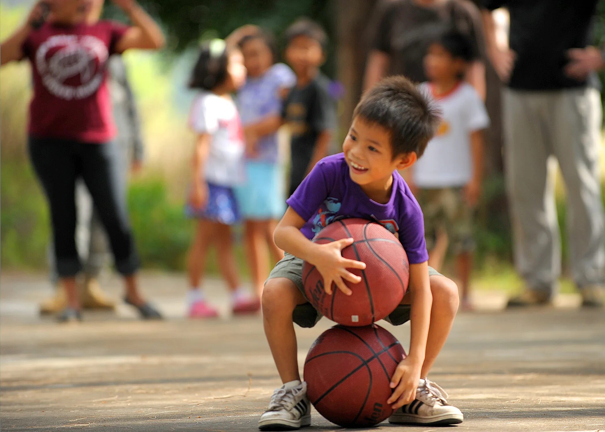 Children do sports. Спорт дети. Баскетбол дети. Ребенок с баскетбольным мячом. Дети баскетболисты на улице.