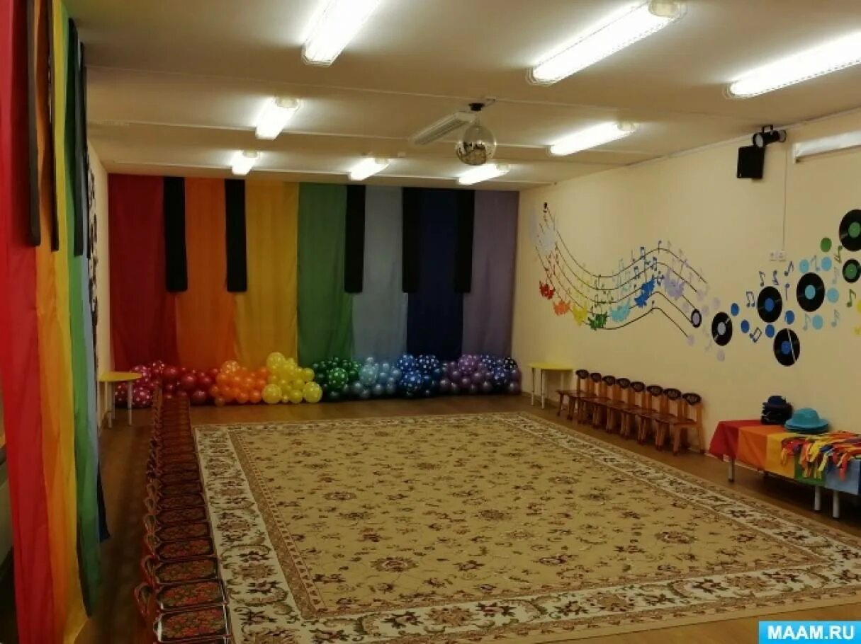 Стены в музыкальном зале. Занавески в музыкальный зал в детском саду. Шторы для музыкального зала в детском саду. Шторы в музыкальный зал детского сада. Домик для музыкального зала в детском саду.