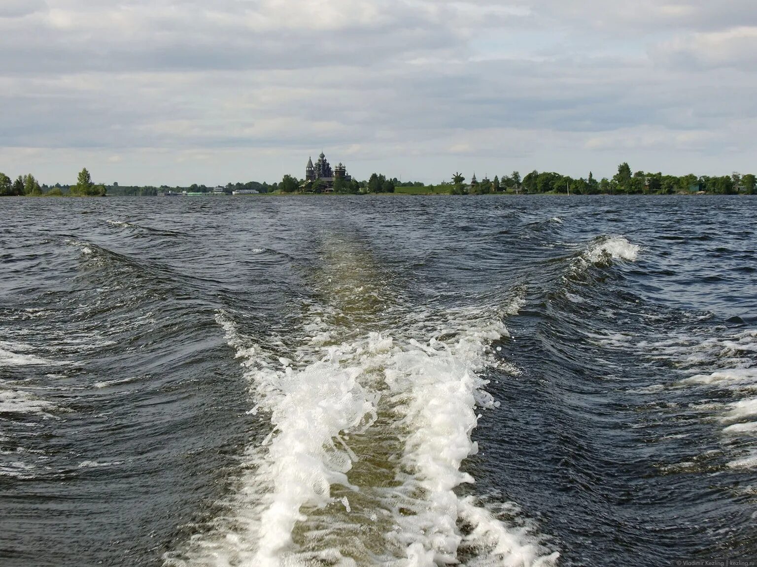 Водами онеги. Вода Онега. Онежское озеро чистая вода. Вода Онежская.