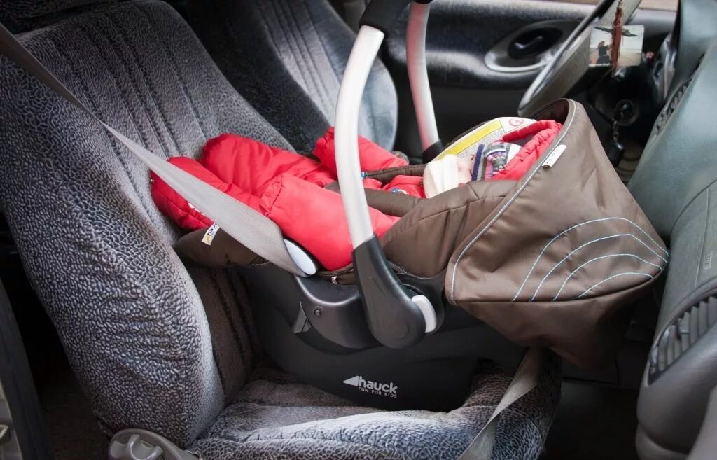 Автокресло для новорожденных 0+ maxi-cosi. Peg perego primo viaggio tri-fix автолюлька. Автолюлька для новорожденных пристегнуть в машине. Автокресло для новорожденного. Maxi cosi pebble в машине.