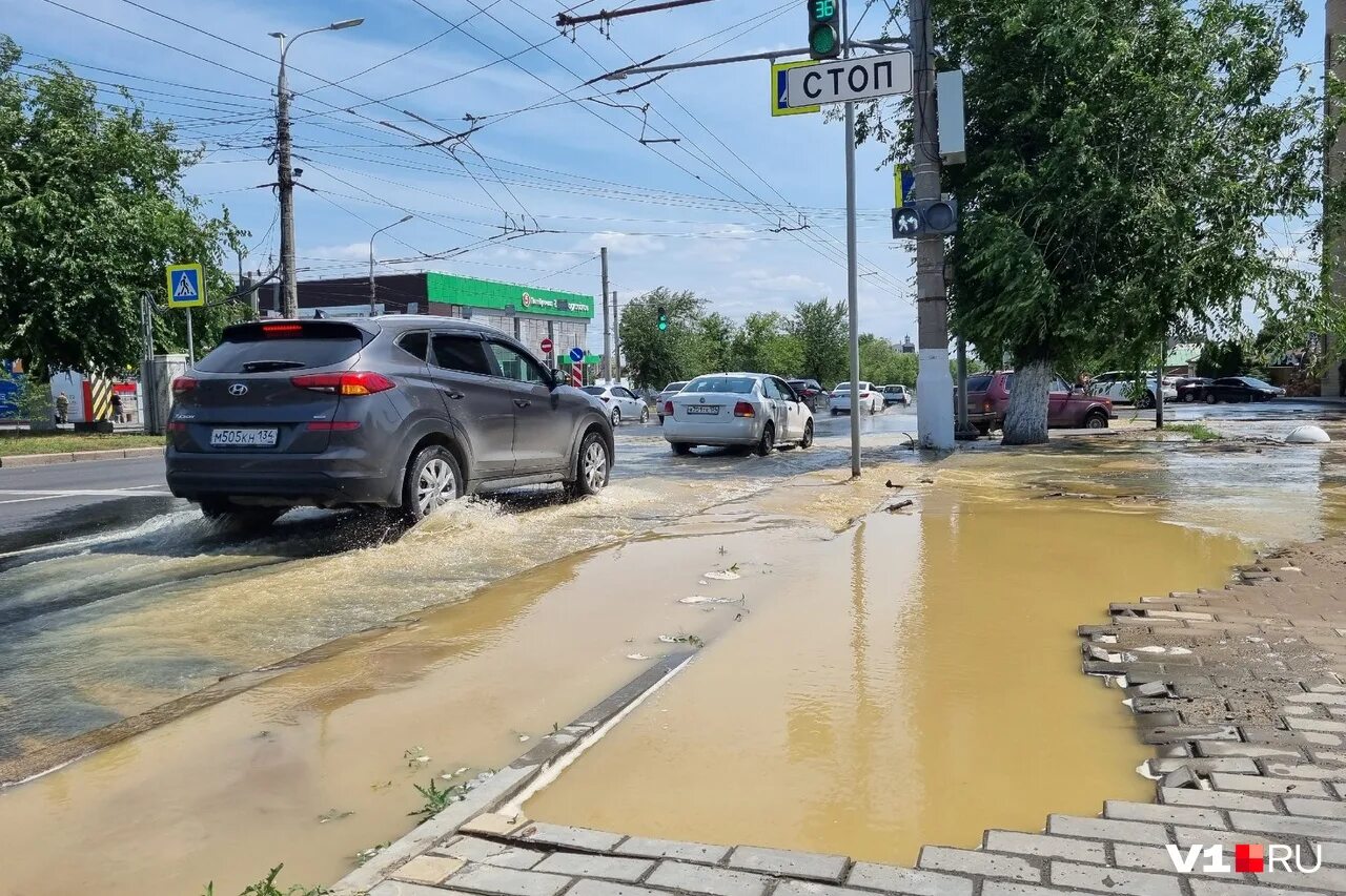 Нет ни горячей ни холодной воды. Прорыв канализации волгоград 2022. Горячее водоснабжение. Прорыв канализации в волгограде. Холодная вода волгоград.