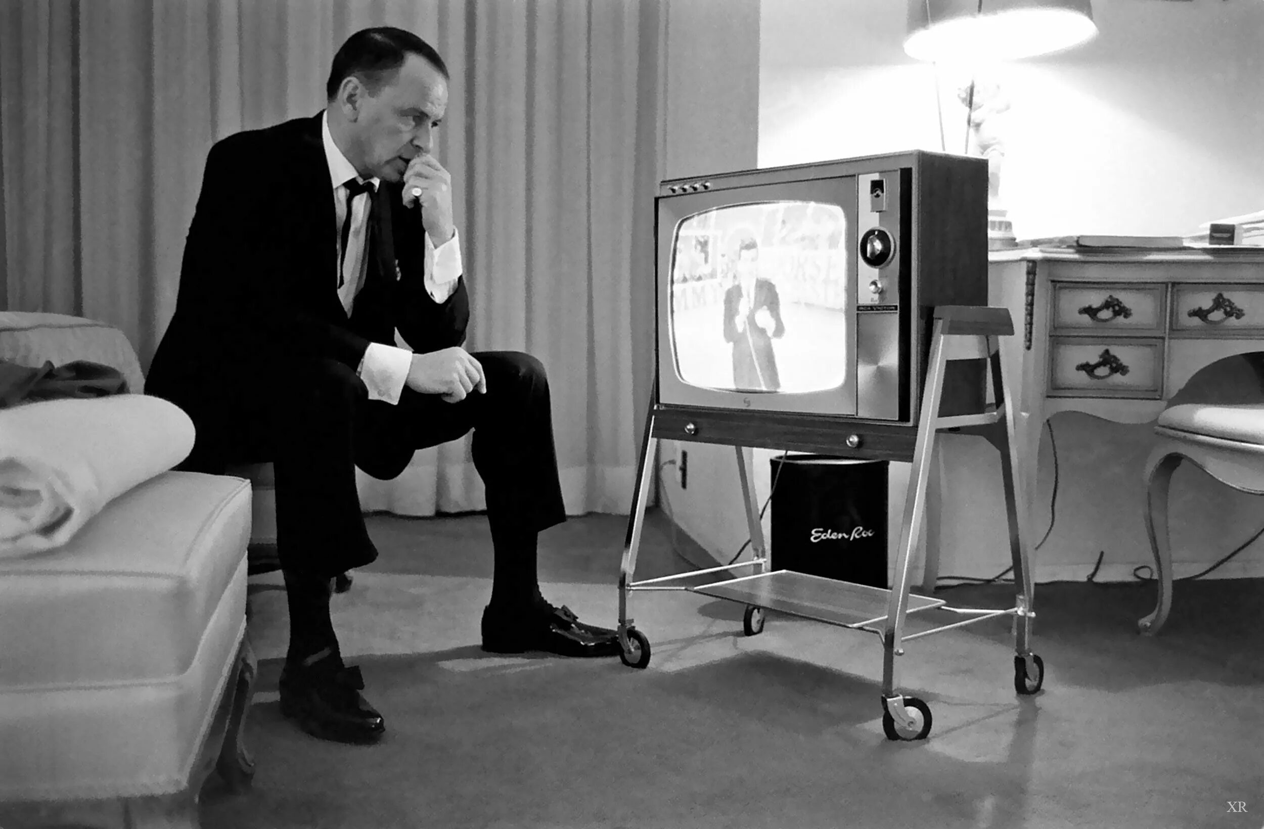 Watch tv set. Фрэнк Синатра 1940. Frank Sinatra 1965. Человек телевизор. Телевизор чб.