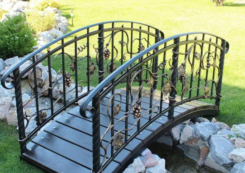 4.33-ft Satin White North American Hardwood Garden Bridge Garden bridge, Garden