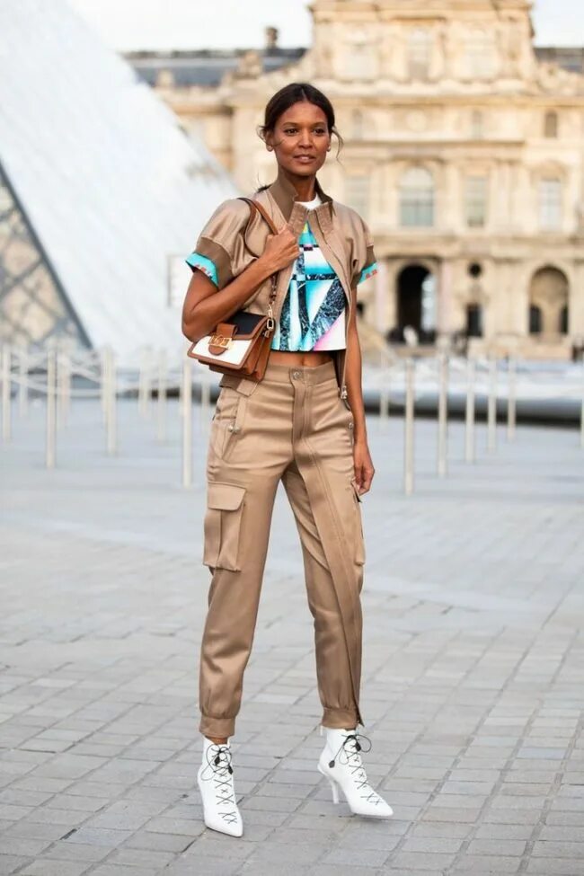 Брюки карго женские стрит стайл. Брюки карго женские стритстайл. Карго женские 2022. Образ с брюками карго. Брюки карго женские стритстайл.