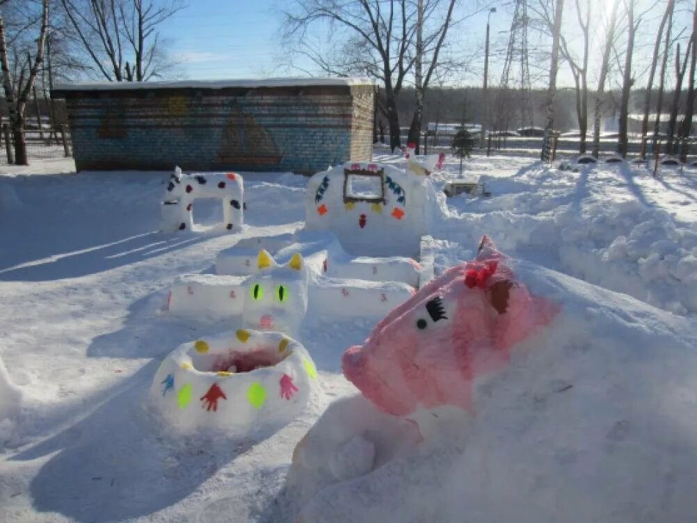 Снежные постройки в детском саду на участке. Зимние постройки на участке детского сада. Постройки из снега в детском саду. Сооружения из снега в детском саду.