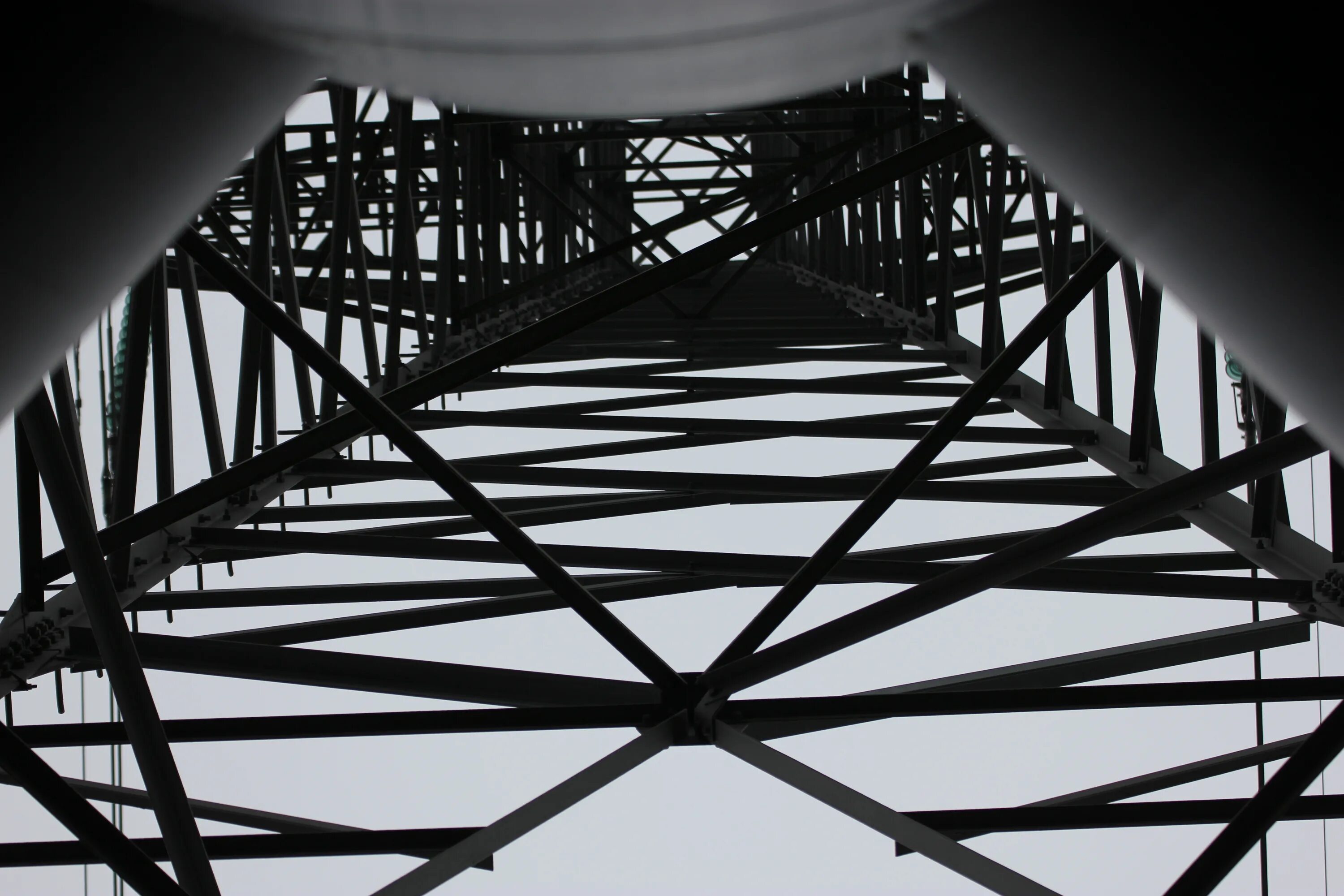 Utility line entries construction. Расстекловка минимализм. Construction line. Башня линией. Симметрия в электричестве.