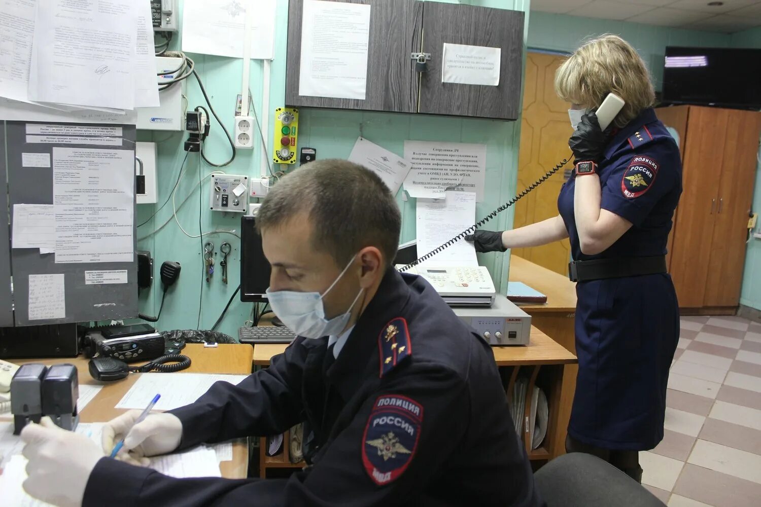 Дежурящий полицейский. Дежурная часть полиции. Дежурный дежурной части отдела полиции. Полиции дежурной части полиции. Дежурка полиции.