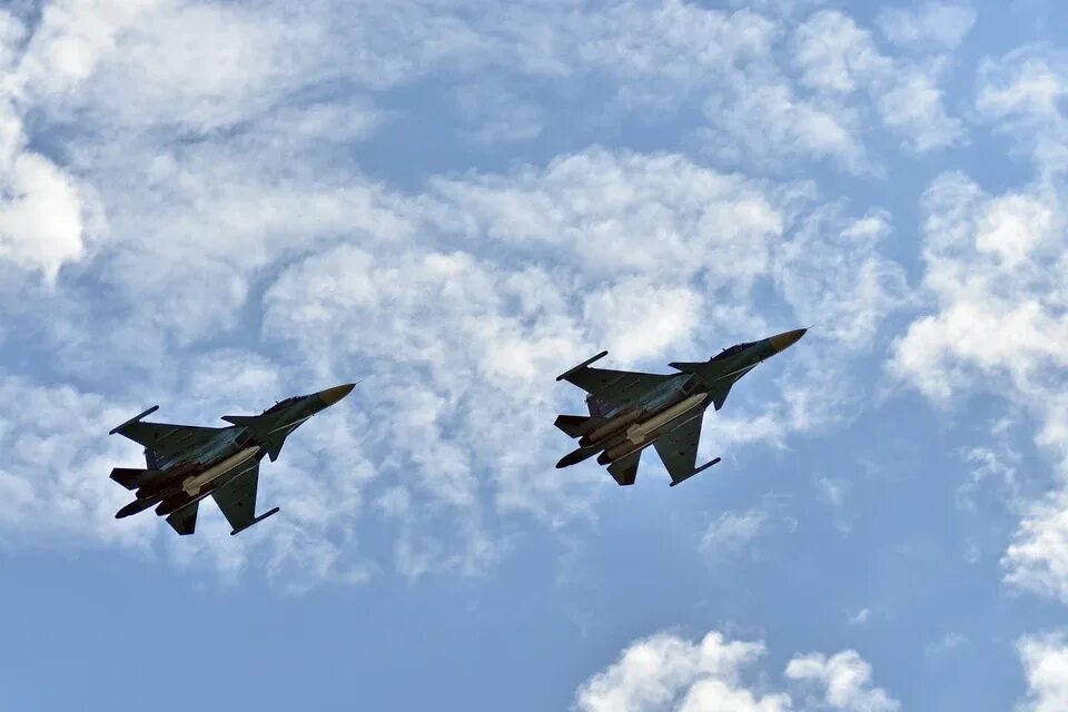 что за самолет пролетает над анапой. истребитель над водой низко. над анапой летают истребители. истребитель пролетает. самолет над анапой сегодня.