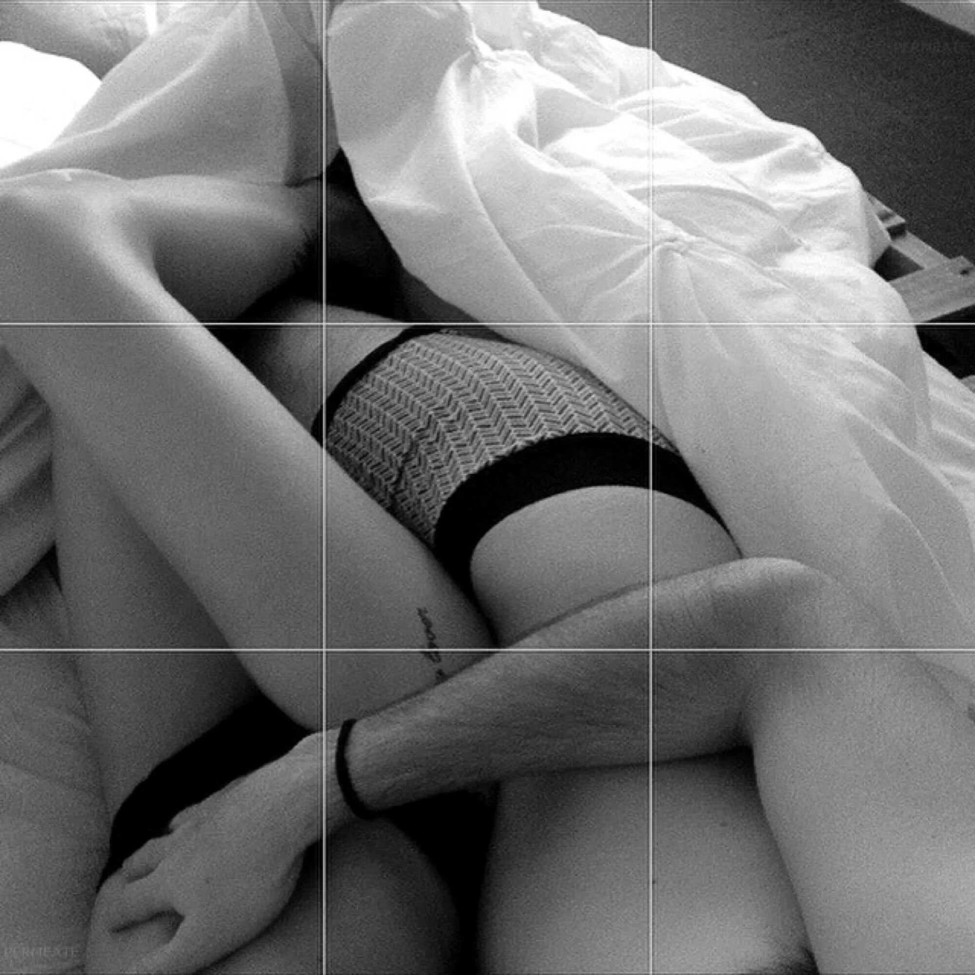 Женщина в чулках с мужчиной. Позы на диване. Связанные красивые девушки. Спит в чулках. Доминирование мужчины.