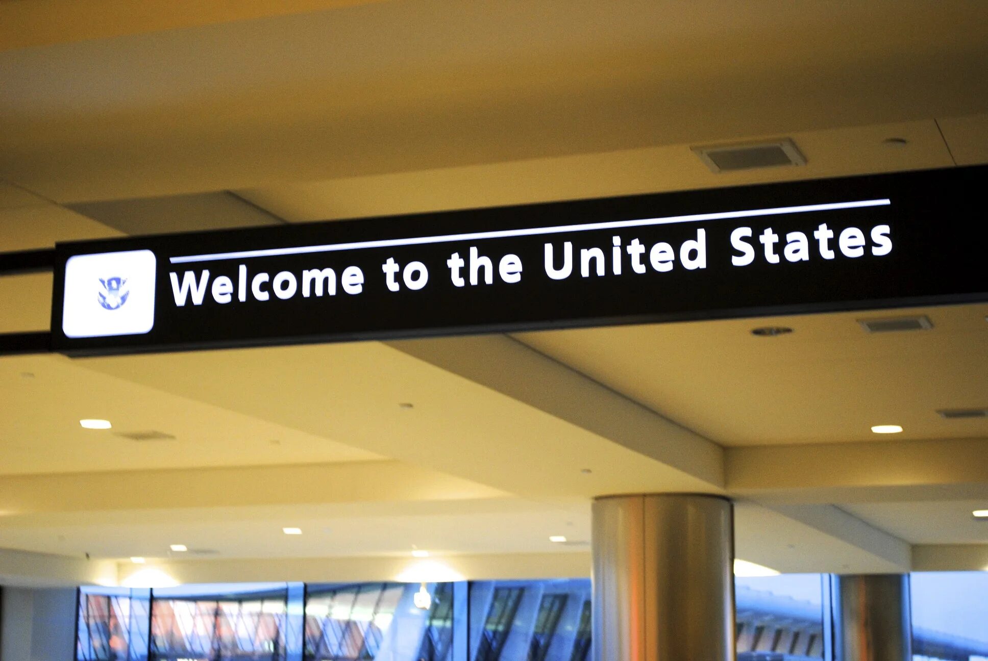 Welcome to reported. Добро пожаловать в аэропорт. добро пожаловать надпись в аэропорту. welcome usa аэропорт. табличка welcome в аэропорту.