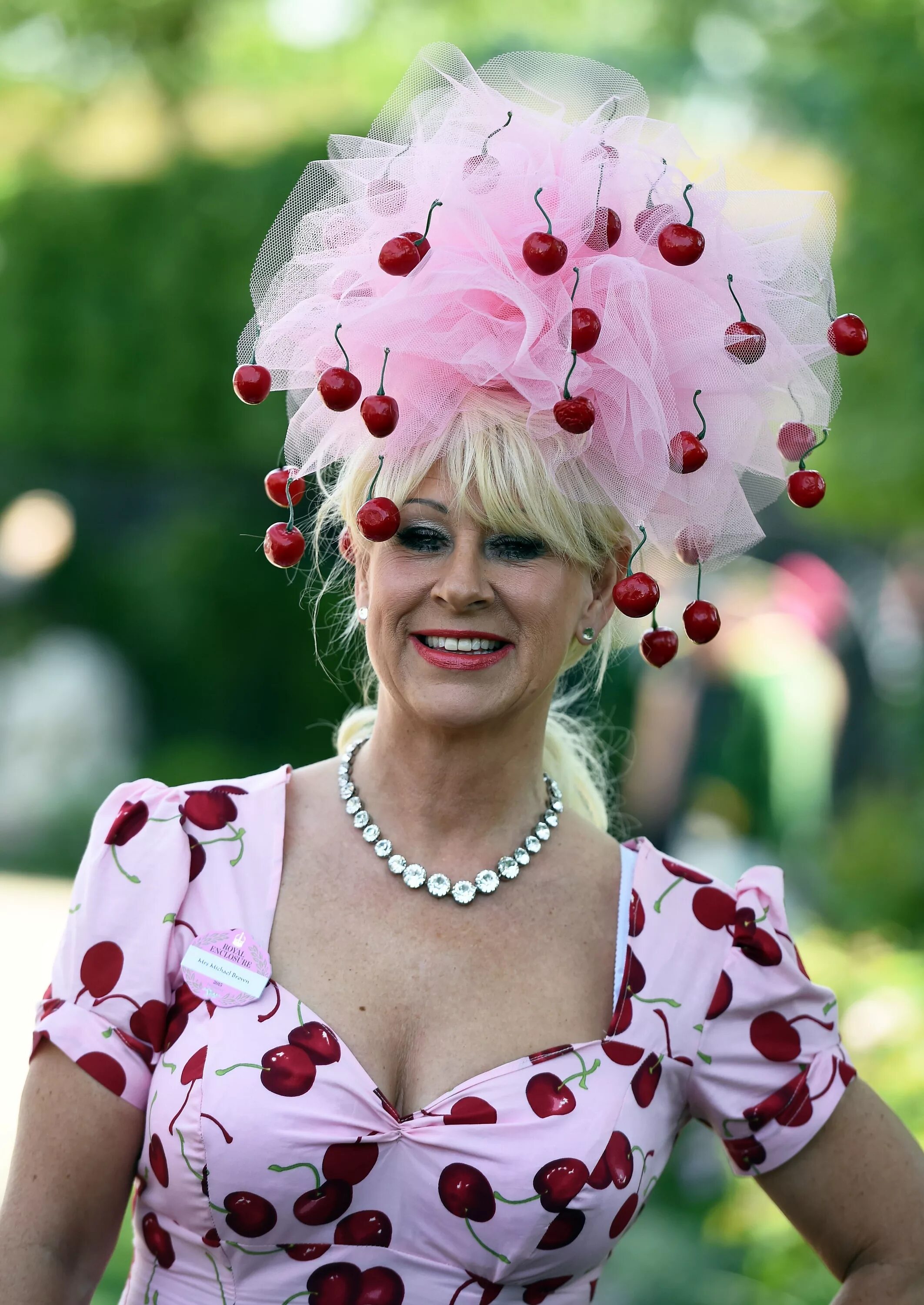 Самые прикольные женщины. Royal Ascot hats. Экстравагантные шляпки. Смешные шляпки. Нелепые шляпы.