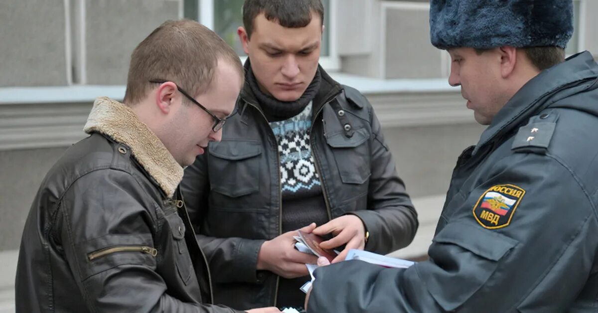 Полицейский в штатском. Полиция в штатском. Сотрудник полиции в штатском. Сотрудники милиции в штатском. Оперативный допрос