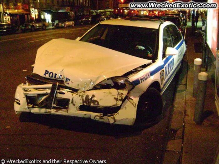 Ломаные машины полиции. Разбитая Полицейская машина. Разбитые полицейские машины