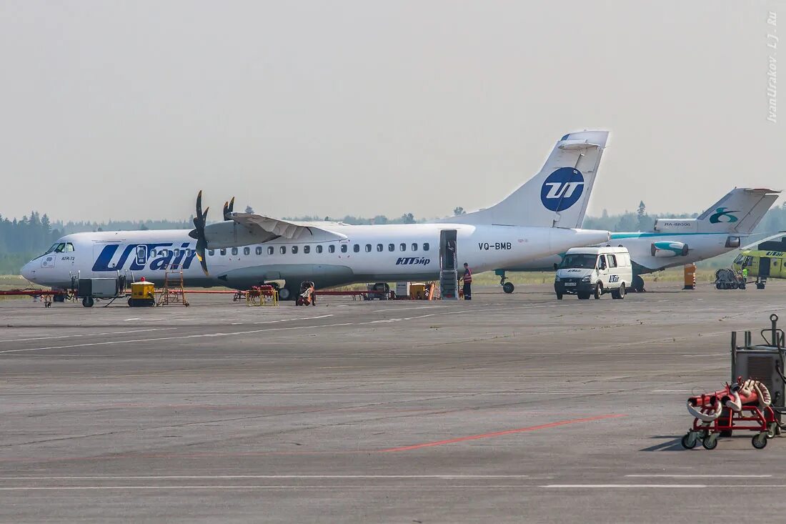 Аэропорт ханты мансийск прилеты. Аэропорт ВПП Ханты Мансийск. ATR 72 Ханты-Мансийск. UTAIR аэропорт Ханты-Мансийск. Самарино Ханты Мансийск аэропорт.