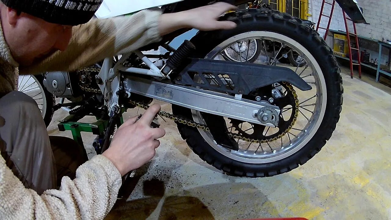 Успокоитель цепи на эндуро рейсер 300. Упор для смазки цепи. Motul c5 chain paste. Натяжитель цепи эндуро regulmoto 300. Смазка для цепи мотоцикла эндуро сша.