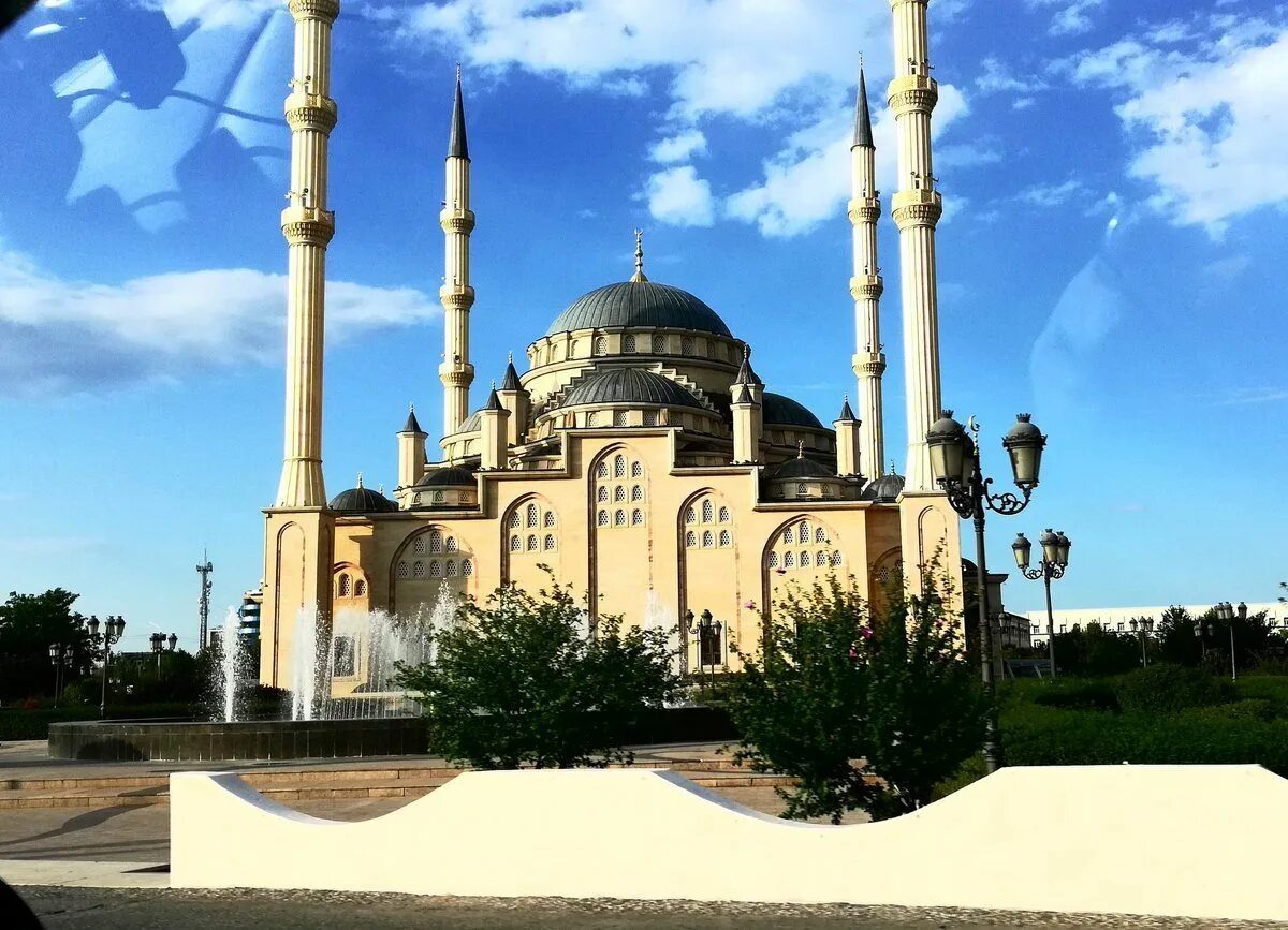 Главная мечеть грозного сердце чечни. Мечеть сердце чечни имени ахмата кадырова город грозный. Мечеть ахмат. Мечеть «сердце чечни» (г. Мечеть ахмата кадырова в грозном.