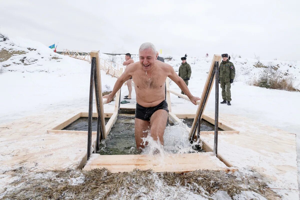 Что делать на крещение 19 января нужно. Купание путина на крещение 2025. путин в проруби 2025. путин купается в проруби 2025. путин купается в проруби на крещение 2025.