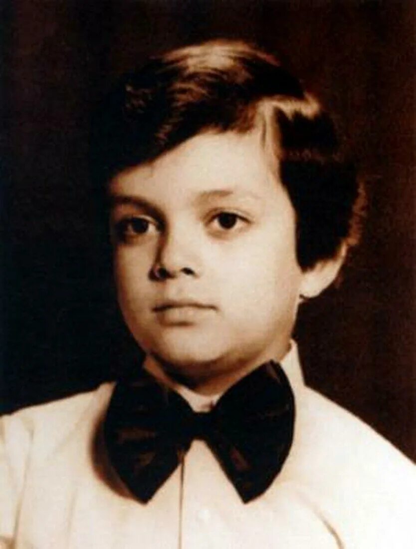 Молодой маленький. Ф илип Киркоров в детстве. Филипп Киркоров в детстве фото. Филипп Киркоров видетстве. Филипп Киркоров маленький.