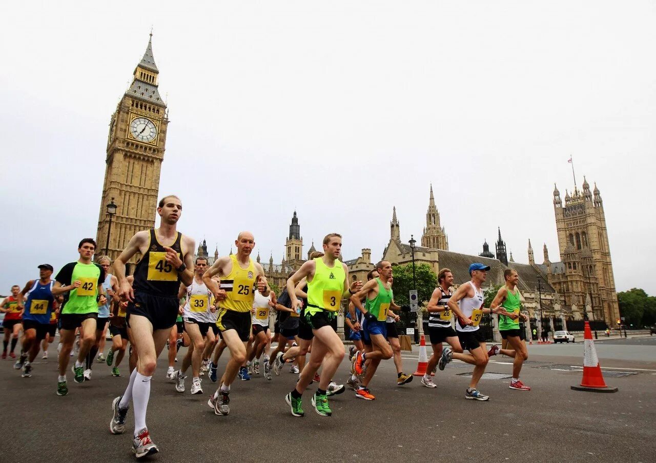 Забег на дистанцию 42 195 метров. Марафон (the Marathon). Лондонский марафон первый забег. Марафон забег London. Спорт в Великобритании.
