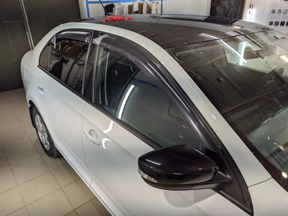 Дефлекторы окон шкода рапид. Дефлекторы окон skoda rapid ii 2012 г. Ветровики шкода рапид 2021. Белые дефлекторы шкода рапид. Дефлекторы на skoda rapid 2020.