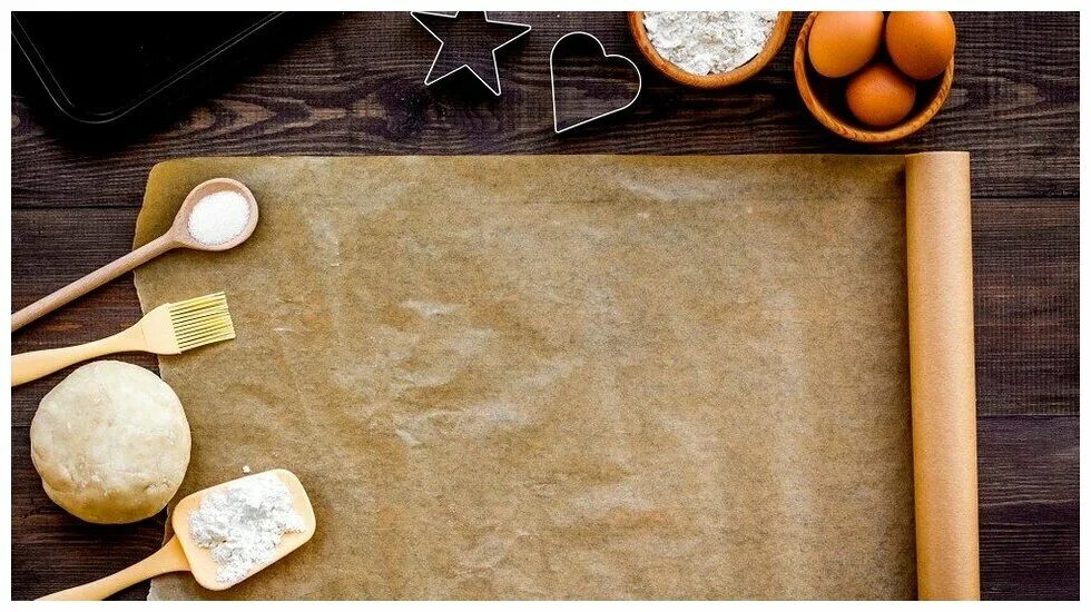 застилаем противень пергаментом для выпечки. бумага для выпечки на какой стороне выпекать. противень с пергаментной бумагой. бумага для выпечки на какой стороне выпекать. печём на пергамертной бумаге.