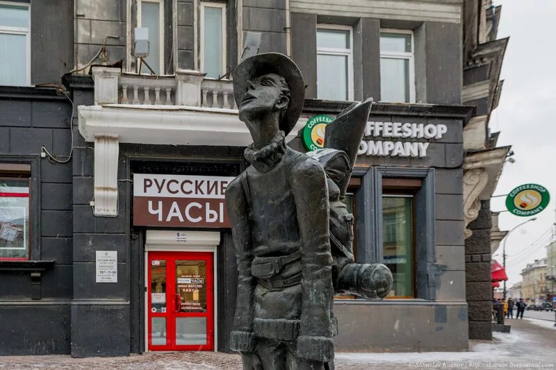 130 квартал иркутск бабр. Иркутсктурист памятник. Город иркутск достопримечательности. Памятник туристу на московском вокзале. Туристы в иркутске.