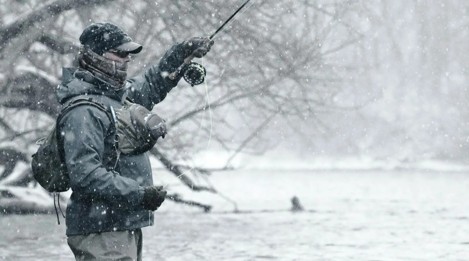 Ловить погоду. Рыбак зимой. Рыбалка в снегопад. Рыбак в снегу. Охота и рыбалка зимой.
