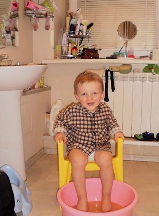 Греть ноги. Горчичные ванночки для ног. Ноги в тазу. Парить ноги с горчицей ребенку. Горчичный порошок для ног в носки.