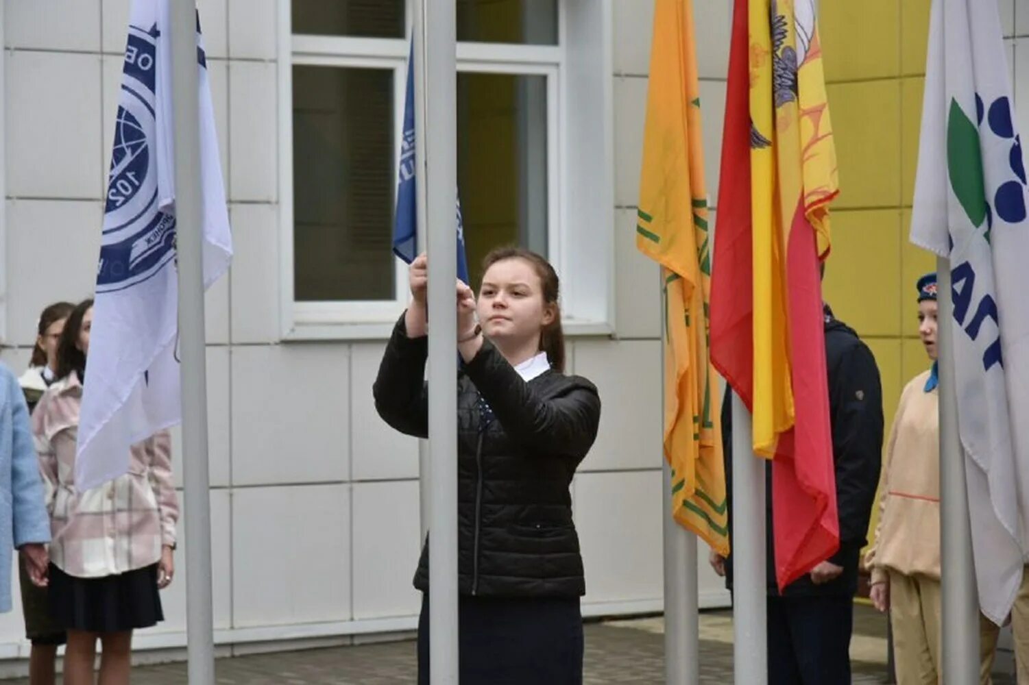 Флагшток в школе. Поднятие флага в школе. Флагштоки в школах России. Флагшток с флагом в школе.