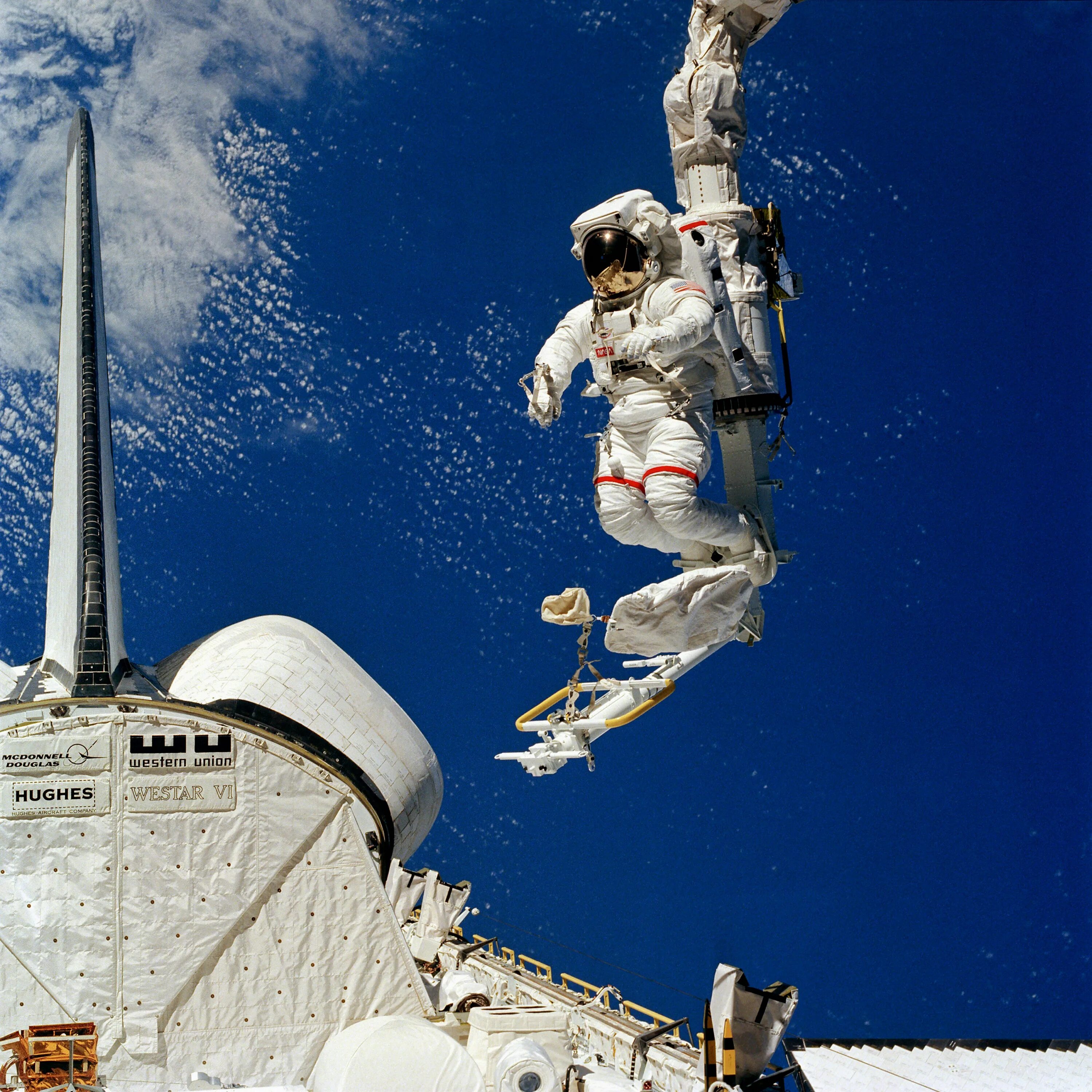 Астронавт Брюс Маккэндлесс. Астронавт Брюс Маккэндлесс II. Астронавт Брюс Маккэндлесс в открытом космосе. Брюс Маккэндлесс в космосе.