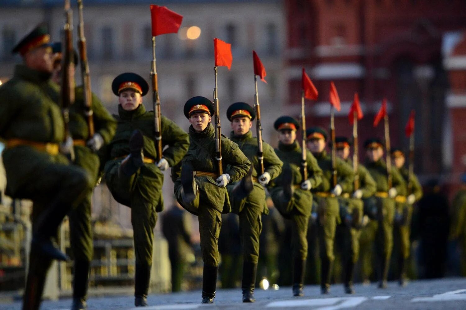 9 мая день победы солдаты. Военный парад. Солдаты на параде. Русские солдаты на параде. Солдаты маршируют.