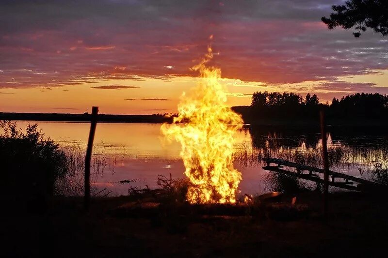 горящий закат песня. костер. костер ночью. двое у костра. искры заката в воде.