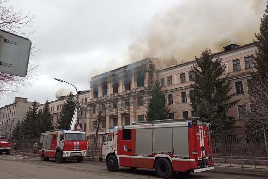 Училище связи Рязань пожар. Бывшее училище связи Рязань. Здание училища связи в Рязани. Военное училище связи Рязань. Училище связи рязань