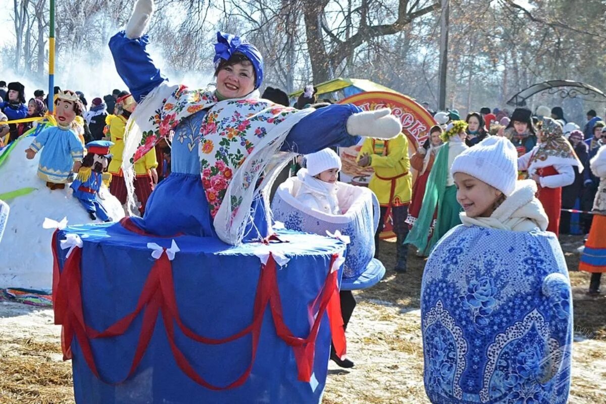 Какого числа масленица в 20 24. Народные гуляния на Масленицу. Масленица народное гуляние на улице. Масленица в Калязине.