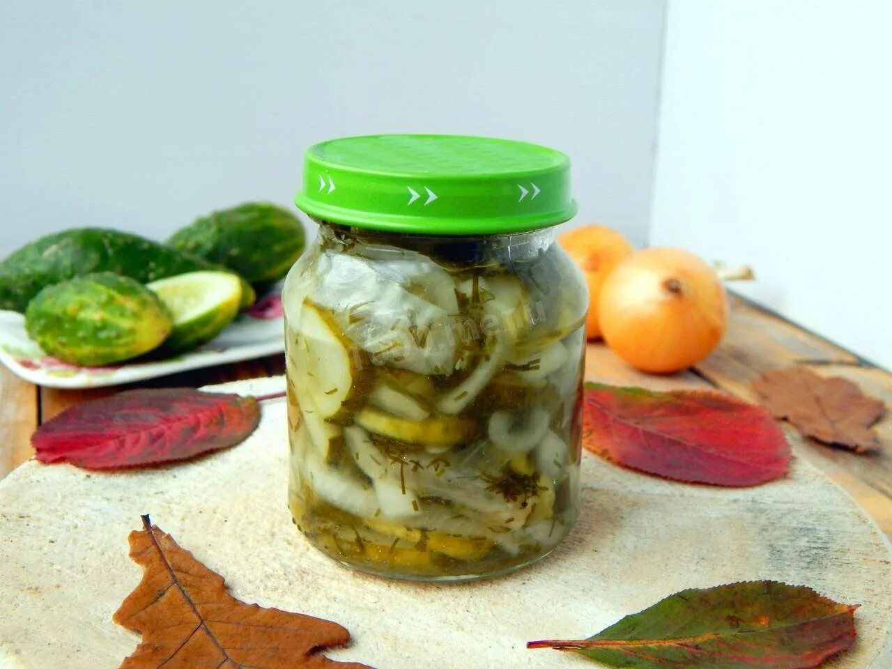 огурцы с луком на зиму. салат с огурцов с луком на зиму. огурцы с луком на зиму самый. салат зимний король из огурцов. маринованный огурец.