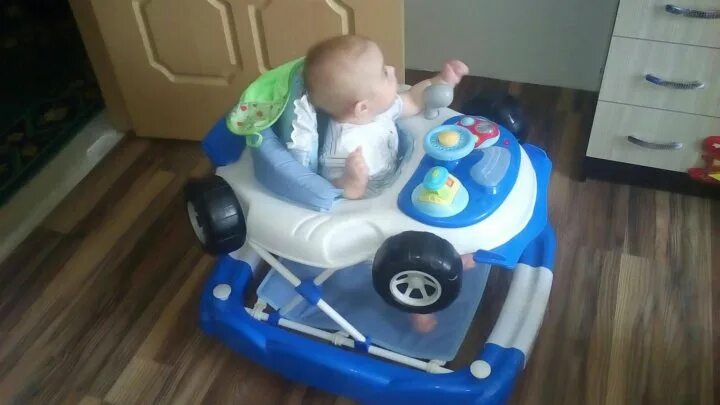Со скольки ходунки детям мальчику. Ходунки со стулом для малышей. Ходунки bebe confort carrousel. Детские ходунки. Бегунки для малышей.